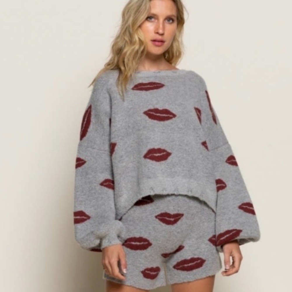 💋 ✨ POL ✨💋 Kisses Oversized Cropped Fit Distressed Sweater Raw Hem Size Small